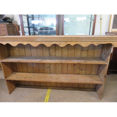 806 - An antique pine dresser top with 2 shelves having plate supports and shaped top. 177.7cm width x 111... 