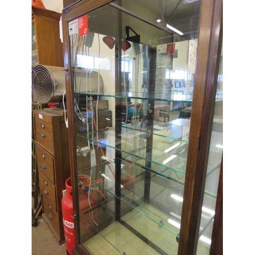 809 - A mahogany framed and glazed display unit with mirrored back and 4 glass shelves with fitted spot li... 