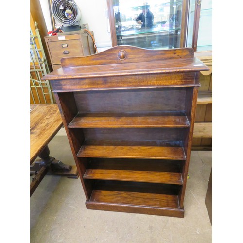 810 - A vintage set of oak shelves.