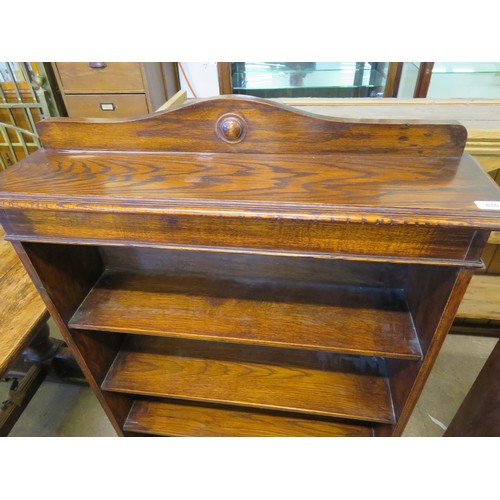 810 - A vintage set of oak shelves.