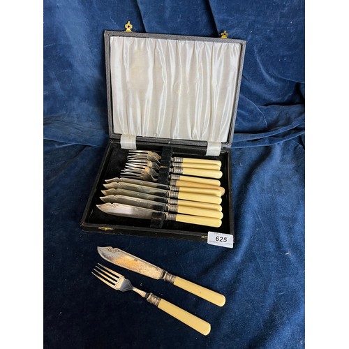 625 - A set of 6 silver-plated knives and forks, in presentation case.