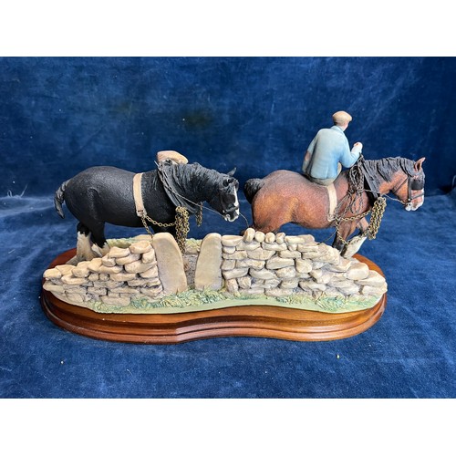 333 - A border Fine Arts figure of Gentleman with 2 Shire Horses on wooden plinth, dated 1985.