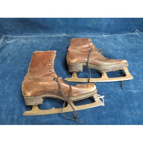 451 - A pair of vintage ice skates.