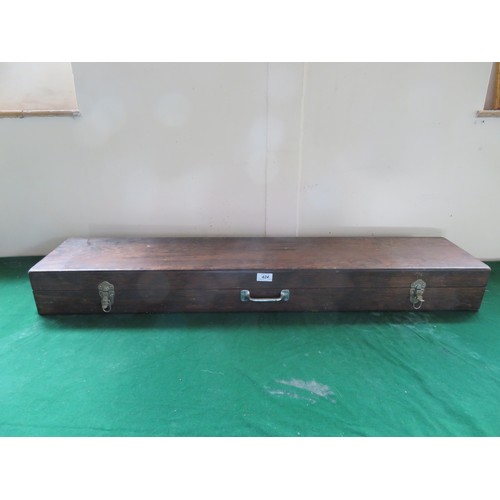 424 - A vintage pine gun case of plain design with lock catches and handle.