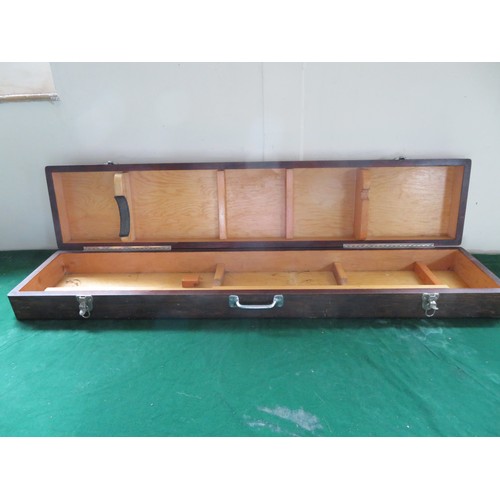 424 - A vintage pine gun case of plain design with lock catches and handle.