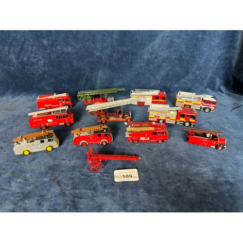 109 - A tray of 10 Oxford model fire engine engine vehicles, and an extending ladder on 2 wheels.