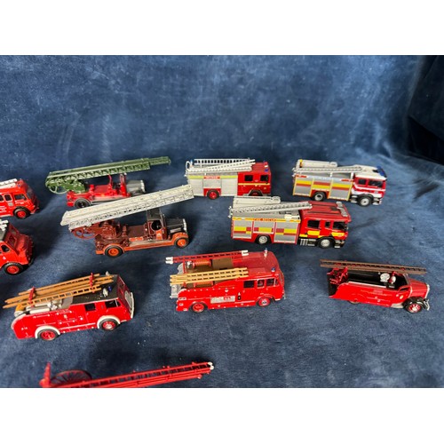 109 - A tray of 10 Oxford model fire engine engine vehicles, and an extending ladder on 2 wheels.