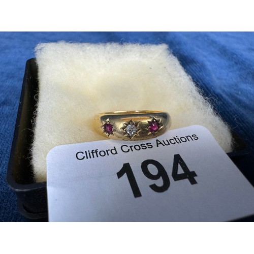 194 - AN 18CT GOLD LADIES RING (SIZE M) SET WITH SINGLE DIAMOND AND 2 RUBY CHIPS, TOTAL WEIGHT APPROX 2.4G