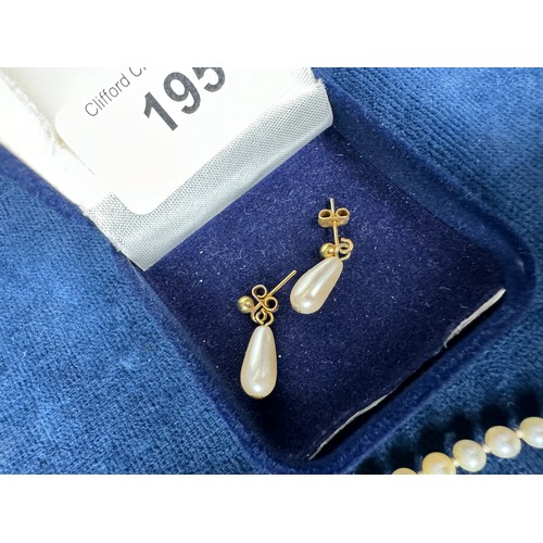 195 - A PAIR OF GOLD COLOURED METAL DROP EARRINGS & A STRING OF PEARLS WITH GOLD CLASP