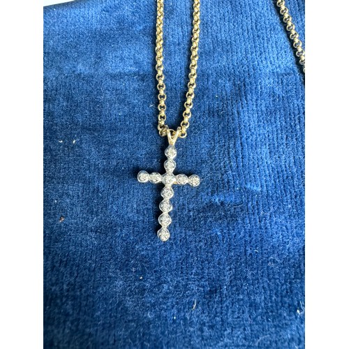 197 - A 9CT GOLD CHRISTIAN CROSS SET WITH DIAMOND CHIPS ON 9CT GOLD CHAIN, TOTAL WEIGHT APPROX 7.1G