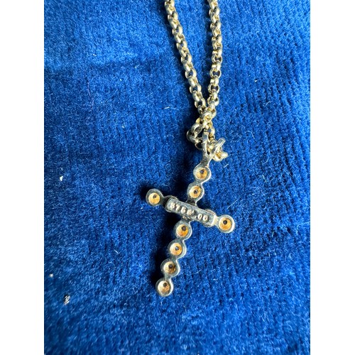 197 - A 9CT GOLD CHRISTIAN CROSS SET WITH DIAMOND CHIPS ON 9CT GOLD CHAIN, TOTAL WEIGHT APPROX 7.1G