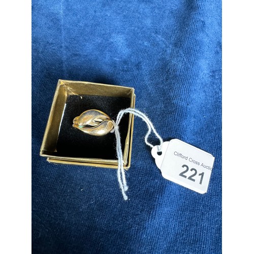 221 - An 18 carat gold ring having stylised design