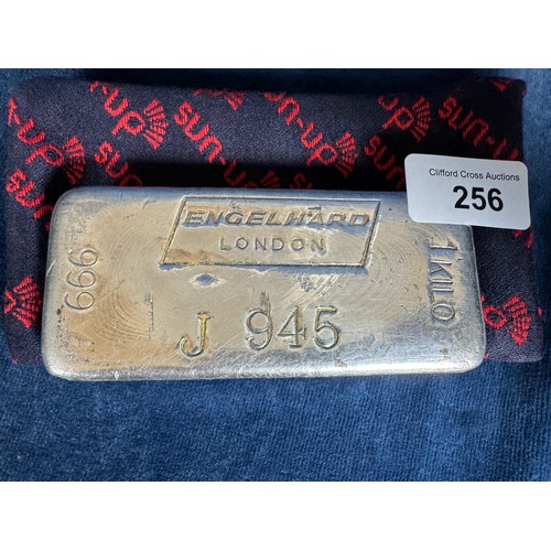 256 - A silver ingot weighing 30 troy ounces marked 