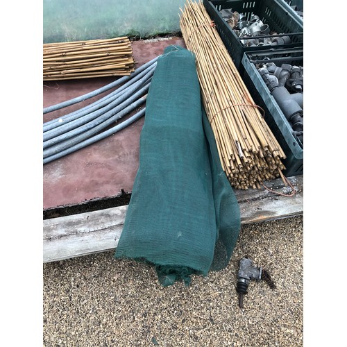 75A - A roll of wind protection net