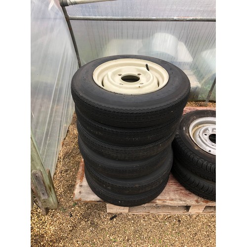 172 - A set of 6 Ford 100E wheels with white centres