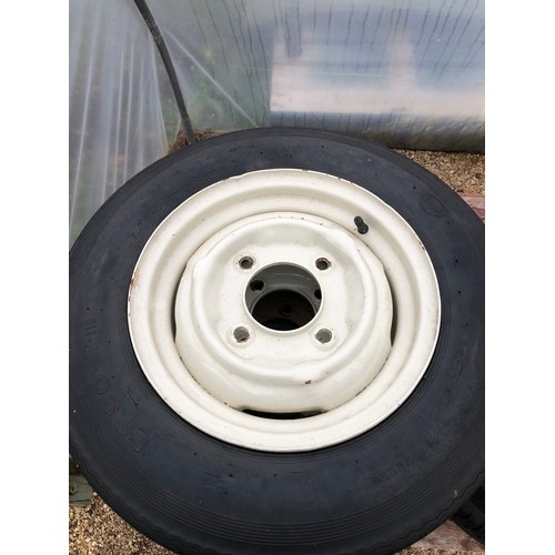 172 - A set of 6 Ford 100E wheels with white centres