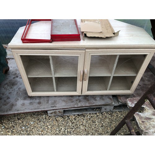 192 - A tv cabinet with 2 glazed doors