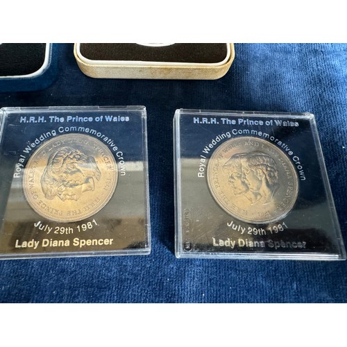 314 - Five commemorative crown coins being: – two royal wedding coins of 