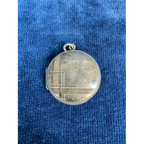 199 - A small silver ladies pendant with opening hinged cover, in silver, weighing 5.4g.