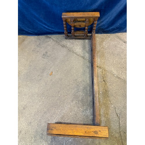 19 - A vintage oak fireside club fender with  drop leaf stool ends on turned gate leg supports. Internal ... 