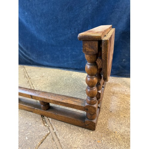 19 - A vintage oak fireside club fender with  drop leaf stool ends on turned gate leg supports. Internal ... 