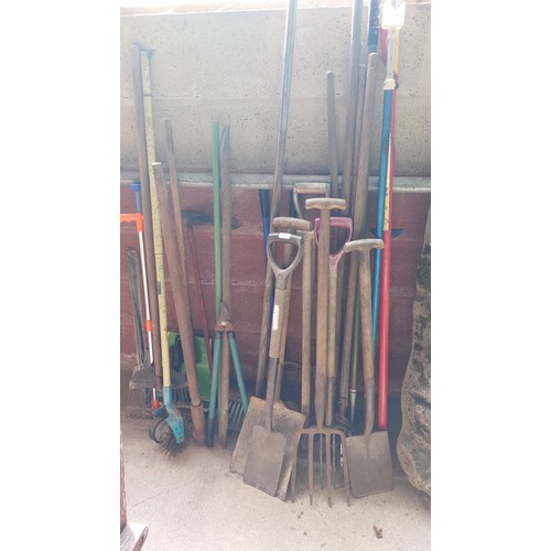 11 - SELECTION OF GARDEN ITEMS