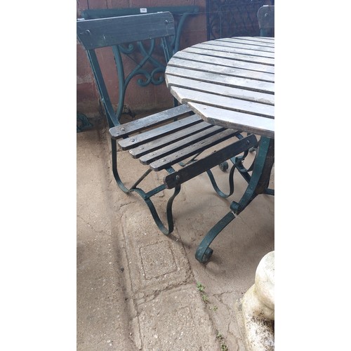 117 - AN EDWARDIAN STYLE GREEN METAL & WOODEN 3-PIECE GARDEN BISTRO SET