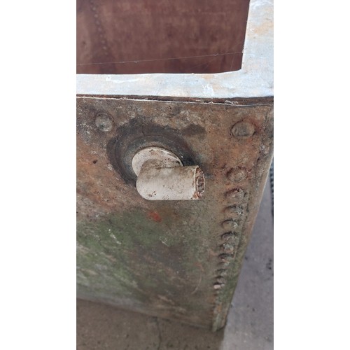 31 - LARGE GALVANISED RIVETED TANK - HEIGHT 71CM, LENGTH 96CM, WIDTH 66CM