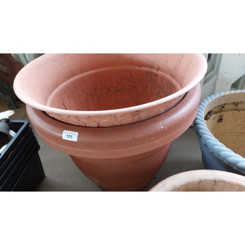 101 - 4 PLASTIC POTS