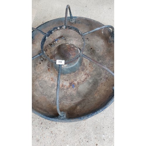 316 - CAST IRON PIG FEEDER