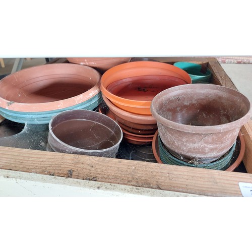 346 - LARGE WOODEN BOX CONTAINING PLASTIC PLANT POTS