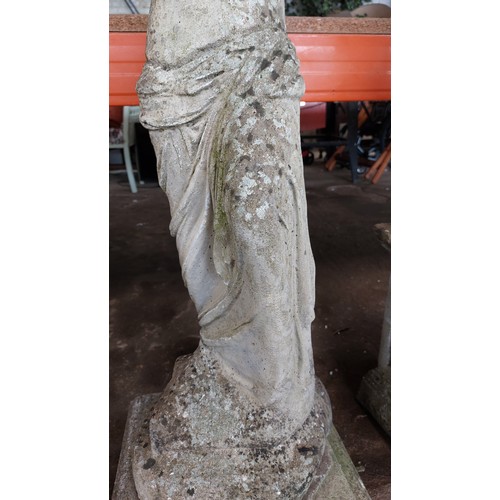 402 - CONCRETE GARDEN ORNAMENT OF VENUS DE MILO ON A BASE - HEIGHT 108CM