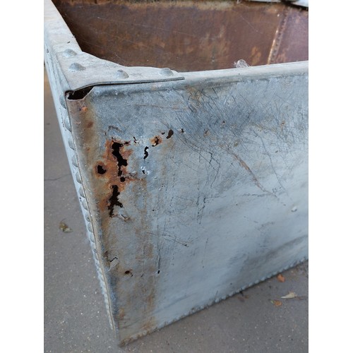 10 - LARGE GALVANISED RIVETED TANK - HEIGHT 71CM, LENGTH 107CM, WIDTH 84CM