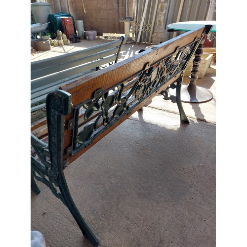 117 - GREEN CAST IRON AND TEAK GARDEN BENCH - ROSES DECORATION