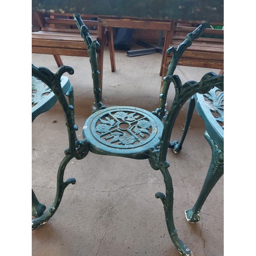 39 - GARDEN SET COMPRISING ALUMINIUM TABLE AND 2 ARM CHAIRS