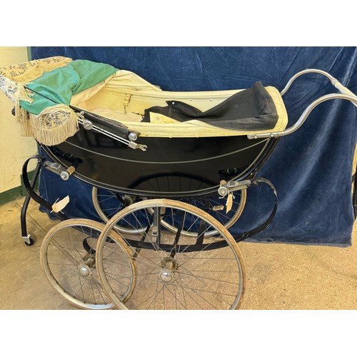32 - A vintage Osrath pram.
