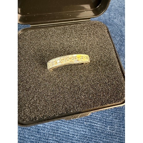135 - A 9ct gold ring set with diamond chips.
