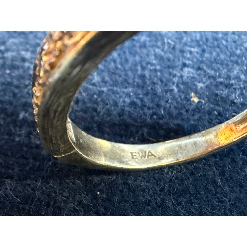 135 - A 9ct gold ring set with diamond chips.