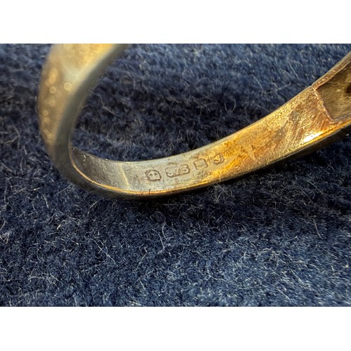 135 - A 9ct gold ring set with diamond chips.