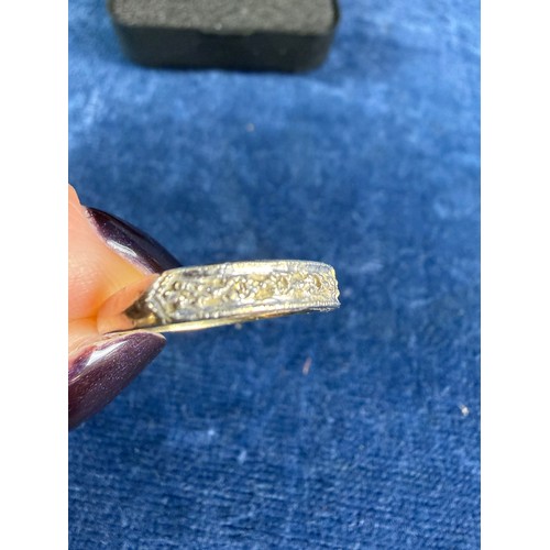 135 - A 9ct gold ring set with diamond chips.