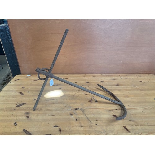 6042 - A cast iron boat anchor with cross-bar top.