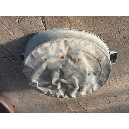 6124 - A galvanised tin bath - 30cm high and 66cm long.