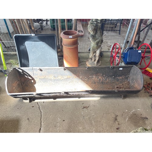6051 - A large cast iron pig trough - 160cm long
