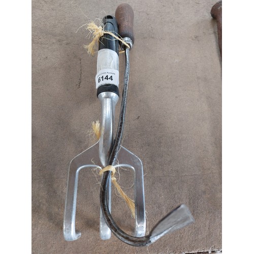 6144 - An onion hoe and a hand rake.