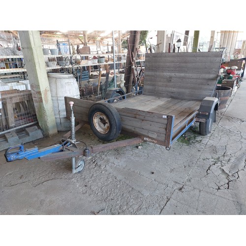 6241 - A METAL FRAME LOW LOADING ( D. IRELAND) TRAILER WITH SPARE WHEEL, MUDGUARDS AND SECURING BRACKETS. R... 