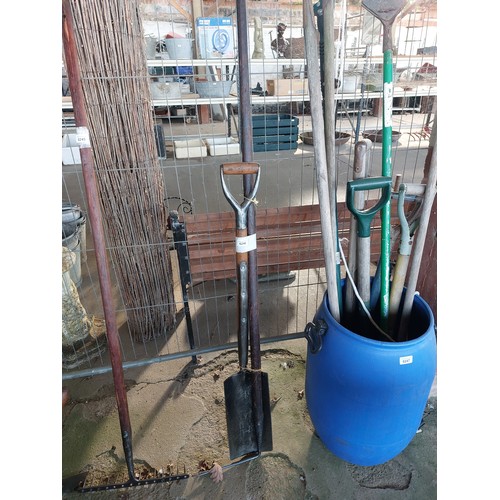 6246 - A vintage Bulldog drainage spade and a pipe laying tool.