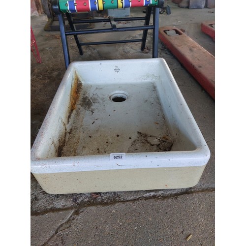 6252 - A Belfast sink.