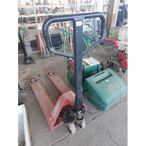 6254 - A Record pallet truck.