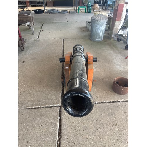 6272 - A plastic model cannon on wooden wheels.