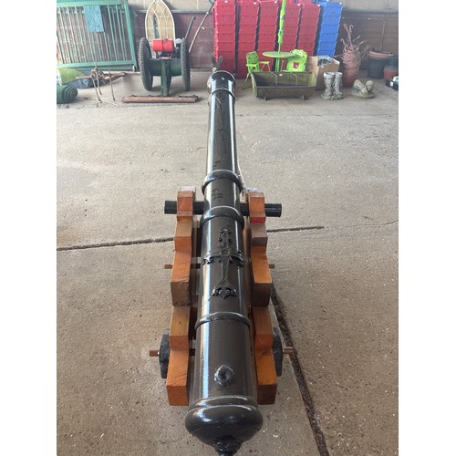 6272 - A plastic model cannon on wooden wheels.